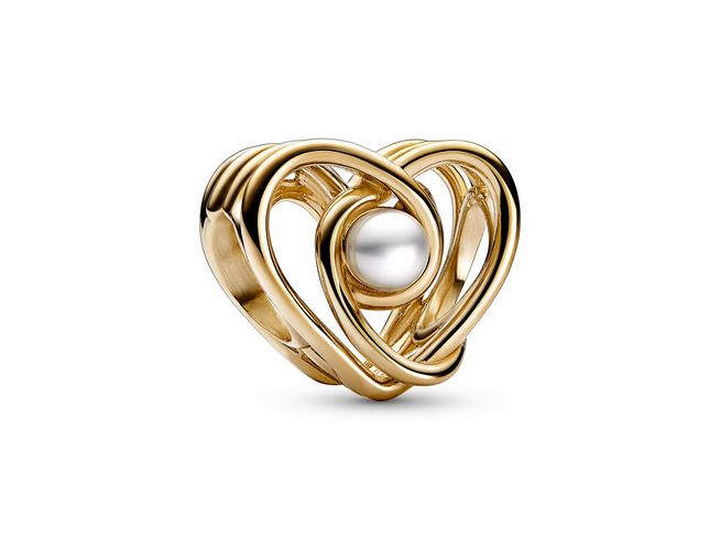 Das Bild zeigt einen charmanten Anhänger in Form eines offenen, verwundenen Herzens aus 585 Gelbgold, verziert mit einer behandelten Süßwasserzuchtperle in der Mitte.