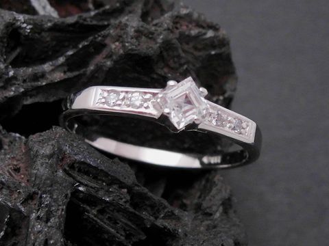 44721-0 Weißgold Ring modern Gold 333 Zirkonia Goldring Gr. 52 Hersteller Juwelier Harnisch bis Gr. 52/17 mit funkelnden Zirkonia-Details und elegantem Design.