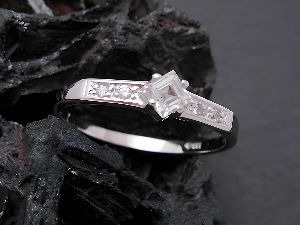 Weißgold Ring modern Gold 333 Zirkonia Goldring Gr. 52 Hersteller Juwelier Harnisch bis Gr. 52/17 mit funkelnden Zirkonia-Details und elegantem Design.