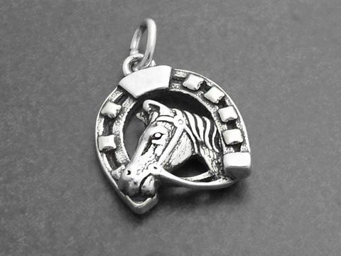 Hufeisen und Pferd Silber Anhänger rhodiniert, symbolisiert Glück, designet von Juwelier Harnisch, eignet sich als elegantes Schmuckstück für Tierliebhaber.