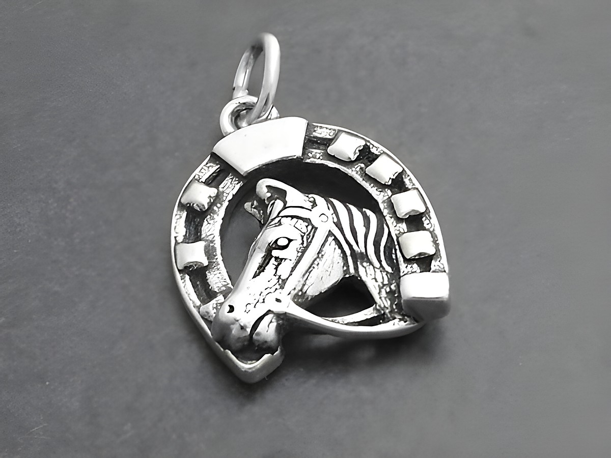 Hufeisen und Pferd Silber Anhänger rhodiniert, symbolisiert Glück, designet von Juwelier Harnisch, eignet sich als elegantes Schmuckstück für Tierliebhaber.