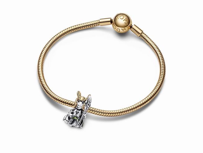 Pandora 762764C01 Marvel Loki Charm aus Sterling Silber mit Gelbgold Vergoldung und grüner Emaille, auf einem goldfarbenen Armband platziert, zeigt den Charakter Loki aus dem Marvel-Universum.