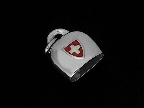 Silber rhodinierter Anhänger in Form einer Schweizer Kuhglocke mit plastischem Motiv, versehen mit dem Schweizer Kreuz auf rotem Hintergrund. Hersteller Juwelier Harnisch.