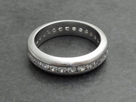 Silber Ring aus Sterling Silber Größe 58/18,5 mit funkelnden Steinen, vom Hersteller Juwelier Harnisch, bis Größe 58/18,4. Elegantes Design für jeden Anlass.