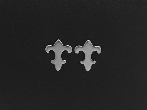 Edelstahl Ohrringe in Form der Bourbonischen Lilie, elegante Ohrstecker des Herstellers Juwelier Harnisch, glänzendes Design auf schwarzem Hintergrund.