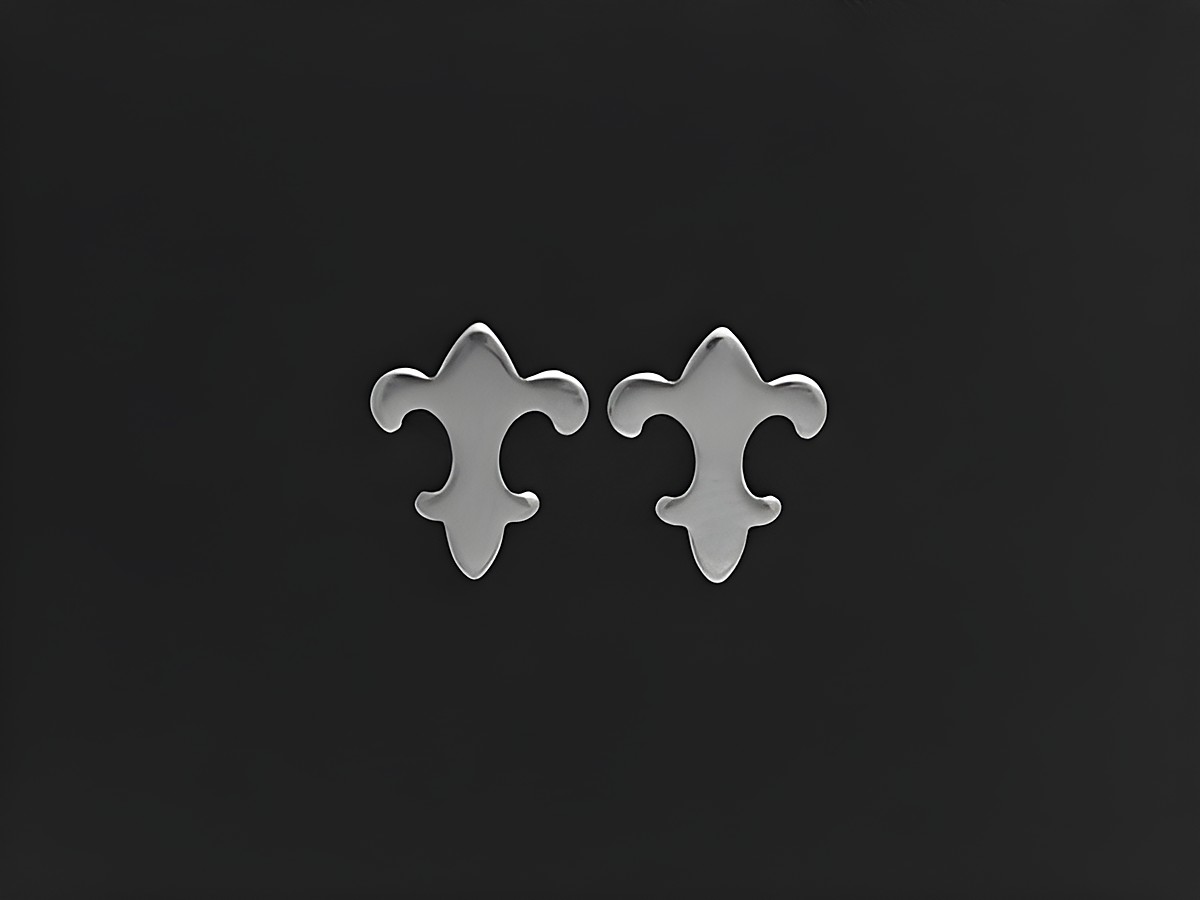 Edelstahl Ohrringe in Form der Bourbonischen Lilie, elegante Ohrstecker des Herstellers Juwelier Harnisch, glänzendes Design auf schwarzem Hintergrund.