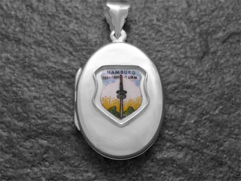 600023101-0 Silbermedaillon mit dem Wappen von Hamburg, das den Fernsehturm zeigt. Das Kunstwerk ist detailreich und markiert die Verbindung zum Hersteller Juwelier Harnisch aus Hamburg.