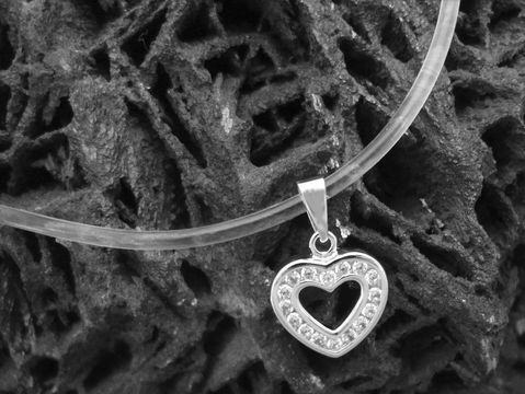 18 cm Silikonband transparent 3 mm mit Silber Karabiner und Herzanhänger, besetzt mit glänzenden Steinen, Hersteller Juwelier Harnisch, ideal für modische Akzente.