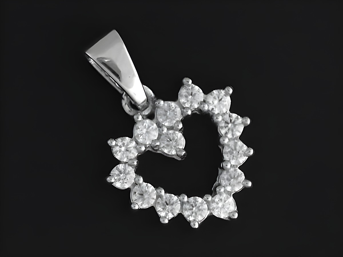 Herzförmiger Silber Anhänger mit funkelndem Zirkonia, rhodiniert, Hersteller Juwelier Harnisch, ideal als edles Schmuckstück für besondere Anlässe.