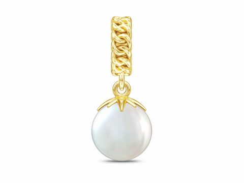 Goldfarbener Charm mit einer großen, weißen Perle, elegant gestaltet mit einer geflochtenen Öse, ideal für die Schmuckkollektion Endless Charm von Jennifer Lopez.