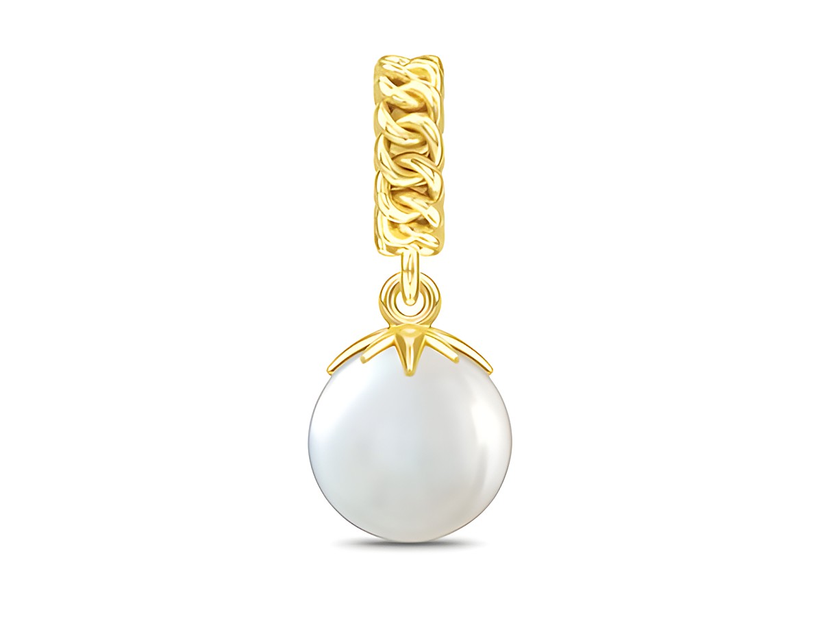 Goldfarbener Charm mit einer großen, weißen Perle, elegant gestaltet mit einer geflochtenen Öse, ideal für die Schmuckkollektion Endless Charm von Jennifer Lopez.