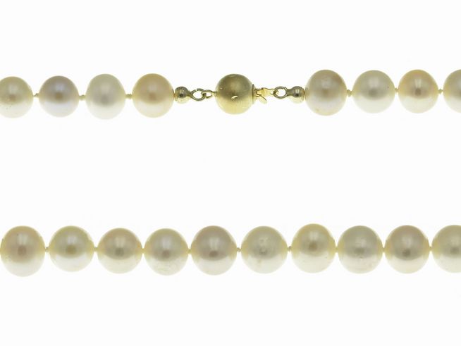 Mehrfarbige Perlenkette von Juwelier Harnisch, 43 cm lang, in Weiß und Rosa mit Perlen von 8,5 bis 9 mm, verschlossen mit einem 585er Gelbgoldverschluss.