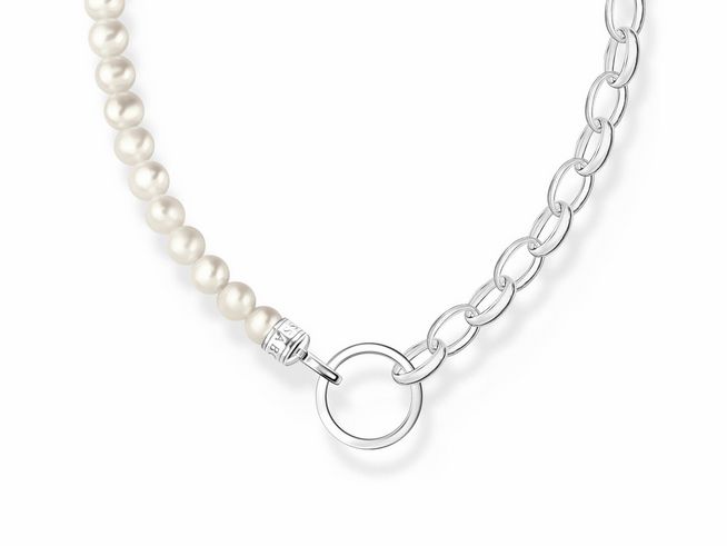 Kette von Thomas Sabo aus Silber mit weißen Süßwasserzuchtperlen, variabel in der Länge von 40 bis 45 cm, modernes Design mit einem eleganten Verschluss.