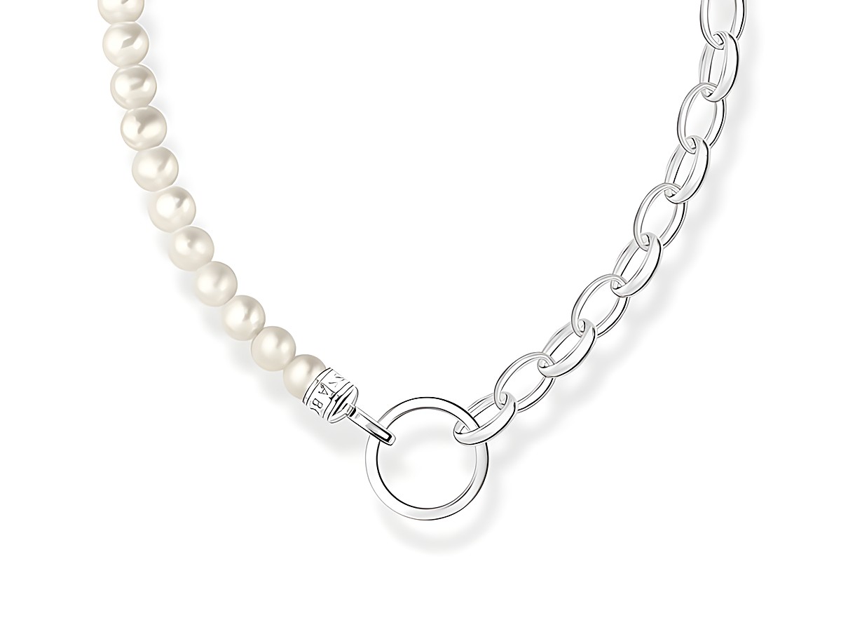 Kette von Thomas Sabo aus Silber mit weißen Süßwasserzuchtperlen, variabel in der Länge von 40 bis 45 cm, modernes Design mit einem eleganten Verschluss.