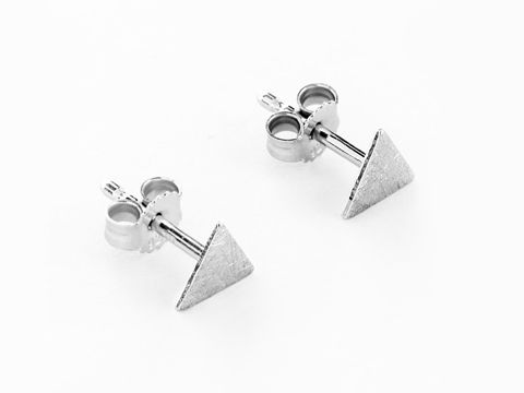 Dreieck Ohrstecker klassisch Silber Eismattiert rhodiniert ohne Stein von Juwelier Harnisch, schlichtes und elegantes Design für jeden Anlass.