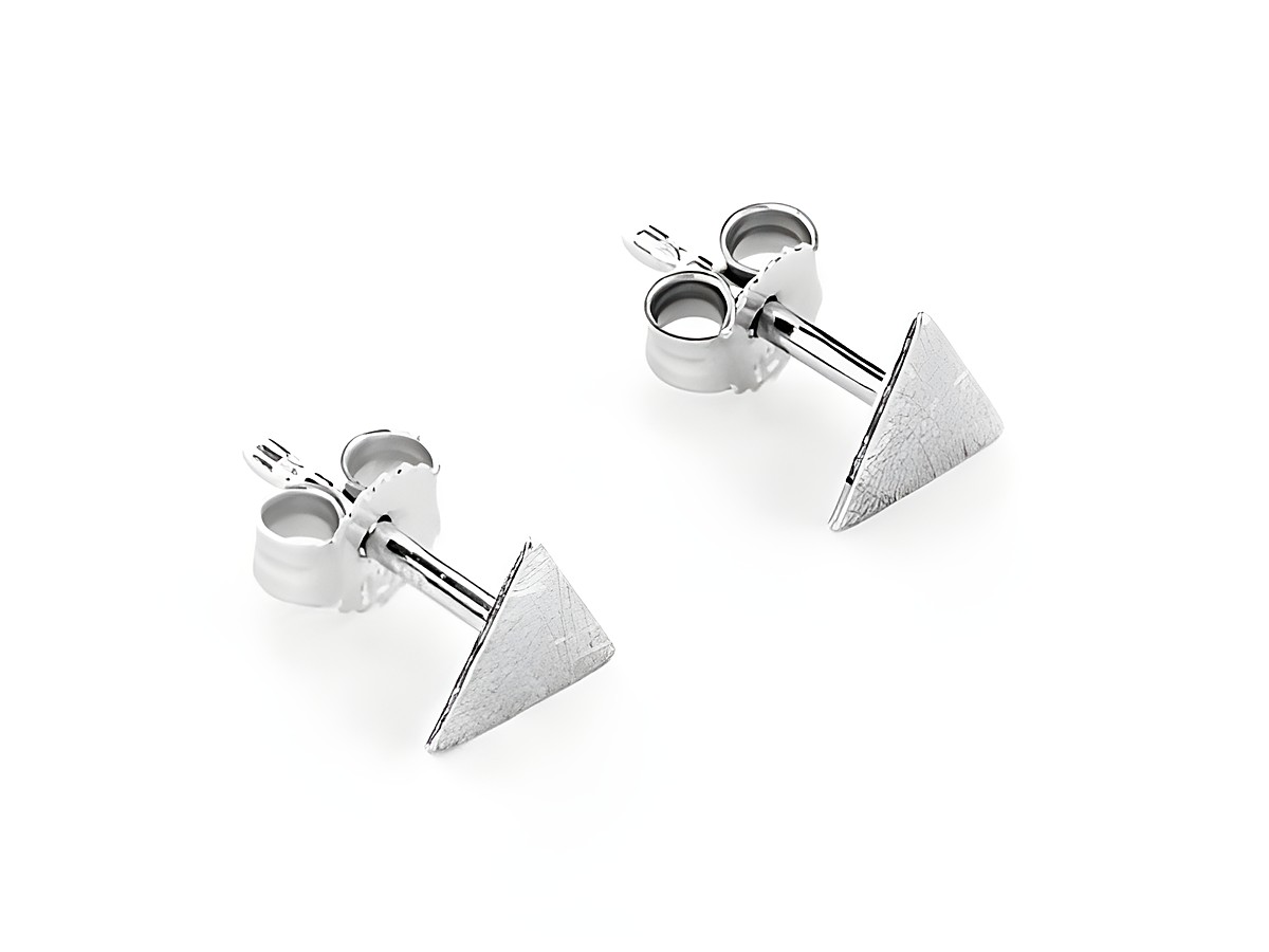 Dreieck Ohrstecker klassisch Silber Eismattiert rhodiniert ohne Stein von Juwelier Harnisch, schlichtes und elegantes Design für jeden Anlass.