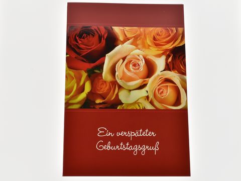 Geburtstagskarte mit Rosen auf rotem Hintergrund, von Juwelier Harnisch, mit dem Text Ein verspäteter Geburtstagsgruß, ideal für persönliche Glückwünsche.