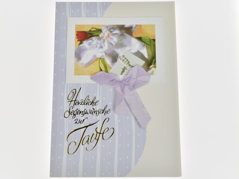 Taufkarte mit dem Text Herzliche Segenswünsche zur Taufe, verziert mit einer Tulpe, einem Taufkleid und einem gemalten Hintergrund, Hersteller Juwelier Harnisch, geeignet für Taufanlässe.