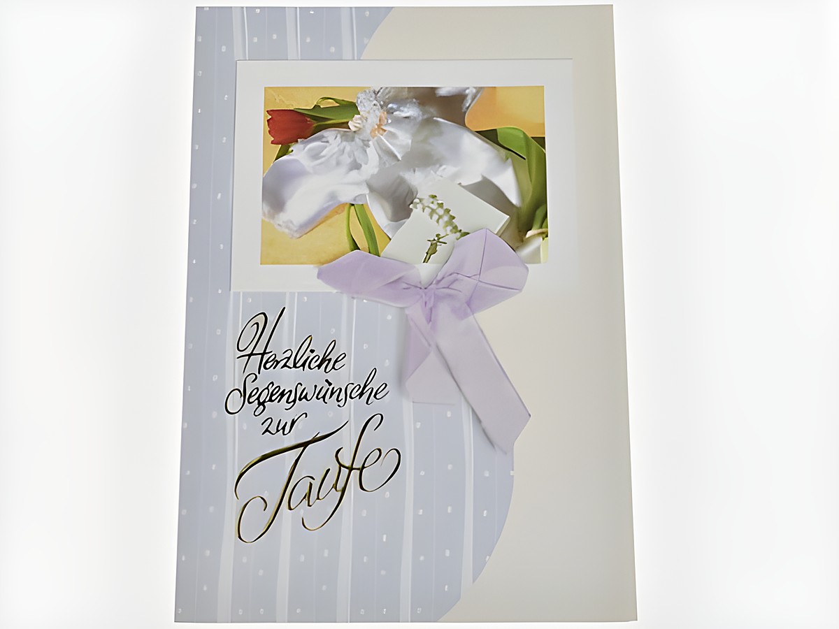 Taufkarte mit dem Text Herzliche Segenswünsche zur Taufe, verziert mit einer Tulpe, einem Taufkleid und einem gemalten Hintergrund, Hersteller Juwelier Harnisch, geeignet für Taufanlässe.