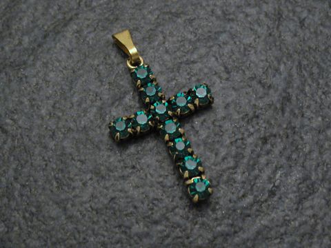 Grüner Strass Anhänger Sexy City Look Kreuz, Hersteller Juwelier Harnisch, mit funkelnden grünen Strasssteinen und goldfarbener Schlaufe, ideal für stilvolle Akzente.
