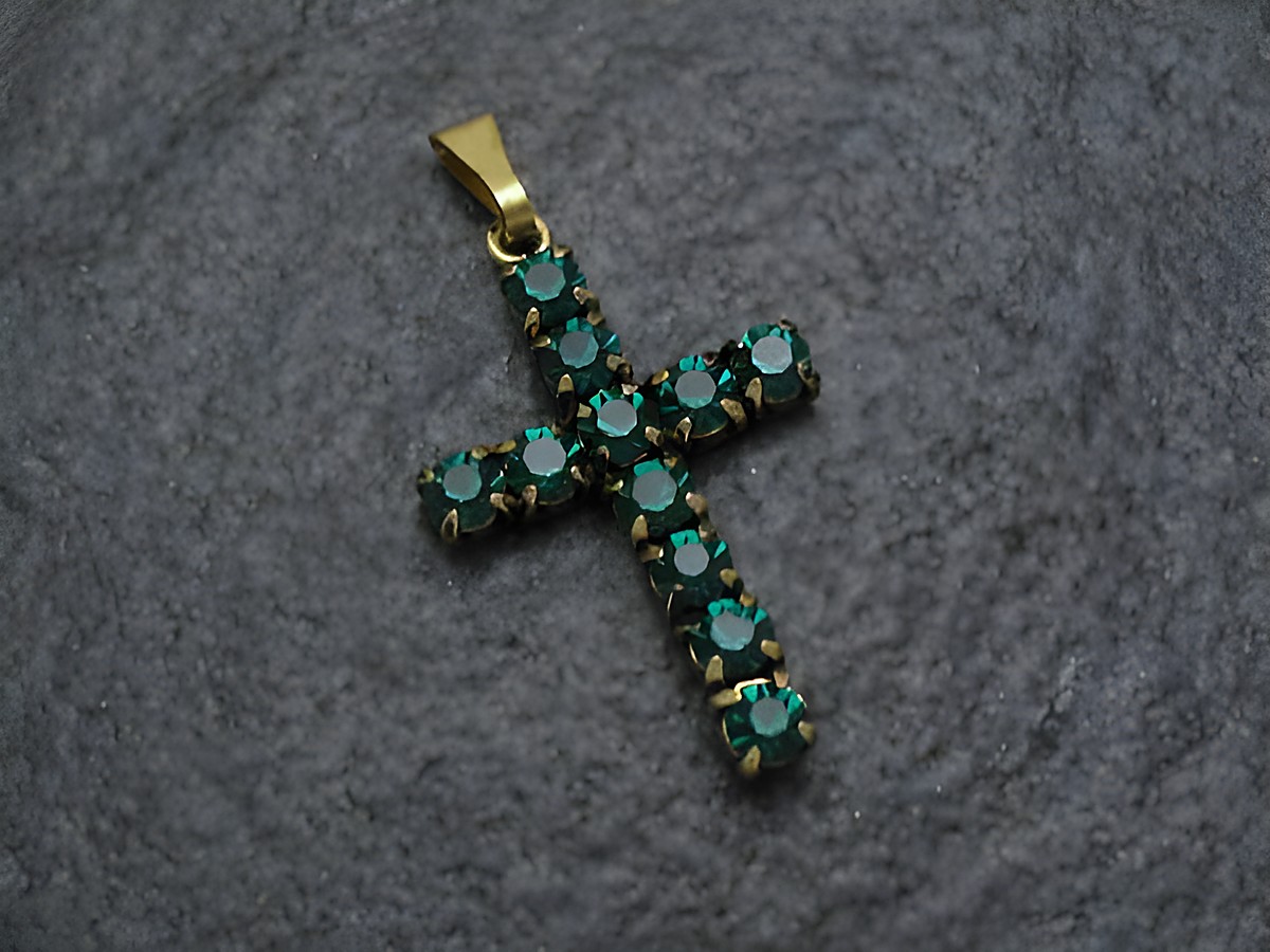 Grüner Strass Anhänger Sexy City Look Kreuz, Hersteller Juwelier Harnisch, mit funkelnden grünen Strasssteinen und goldfarbener Schlaufe, ideal für stilvolle Akzente.