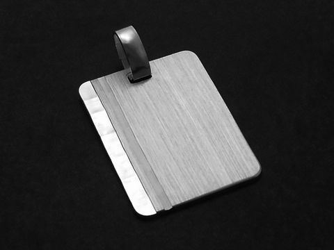 Gravurplatte Anhänger aus mattiertem Sterling Silber, schlichtes Design, Hersteller Juwelier Harnisch, rechteckige Form mit einem glatten Aufhängering.