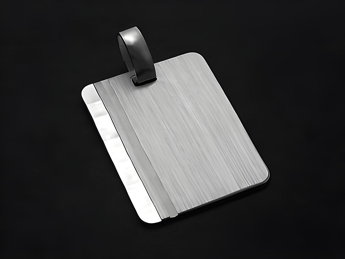 Gravurplatte Anhänger aus mattiertem Sterling Silber, schlichtes Design, Hersteller Juwelier Harnisch, rechteckige Form mit einem glatten Aufhängering.