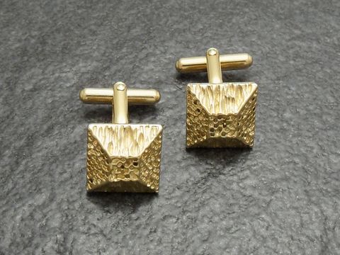 Vergoldete Manschettenknöpfe in Pyramiden-Form von Juwelier Harnisch, goldfarben und exquisit verarbeitet, ideal für elegante Anlässe.