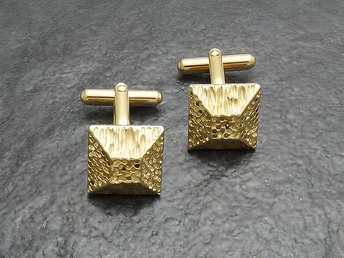 Vergoldete Manschettenknöpfe in Pyramiden-Form von Juwelier Harnisch, goldfarben und exquisit verarbeitet, ideal für elegante Anlässe.