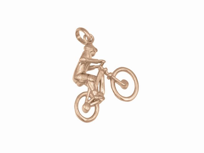 Ein Anhänger in Form eines Radfahrers, gefertigt aus Sterlingsilber und roségold vergoldet, präsentiert einen akrobatischen Moment auf einem Fahrrad und eignet sich perfekt für Sportliebhaber.