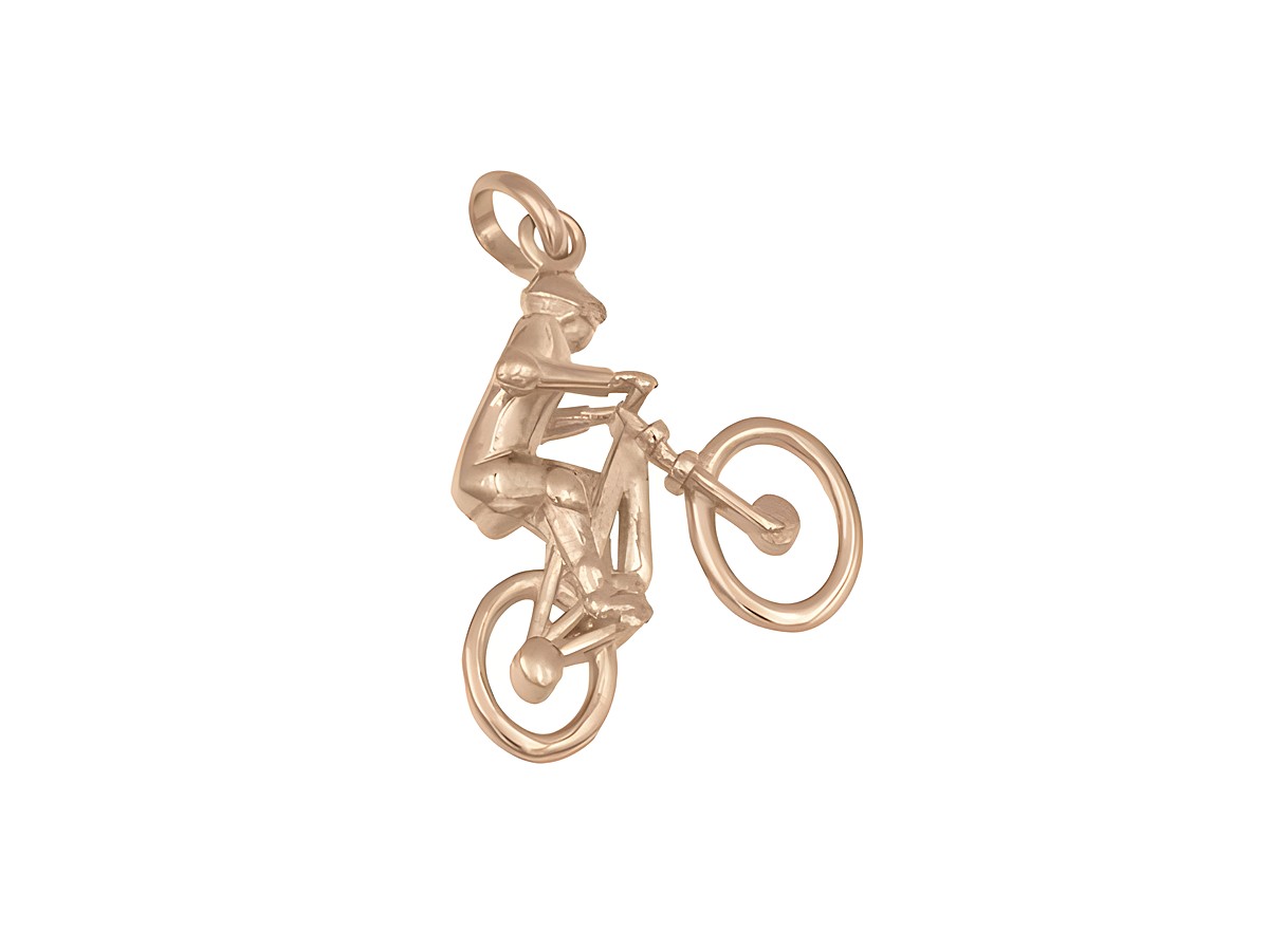 Ein Anhänger in Form eines Radfahrers, gefertigt aus Sterlingsilber und roségold vergoldet, präsentiert einen akrobatischen Moment auf einem Fahrrad und eignet sich perfekt für Sportliebhaber.