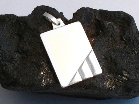 Sterling Silber Gravurplatte - Gravur Anhänger, Hersteller Juwelier Harnisch, schlichtes Design auf schwarzem Untergrund, rechteckige Form mit diagonalem Muster.