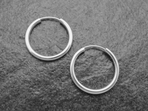 Silber Creolen 2 cm aus rhodiniertem Sterling Silber, 2 mm dick, hergestellt von Juwelier Harnisch, glamouröstes Accessoire bis 25 mm, perfekt für jeden Anlass.