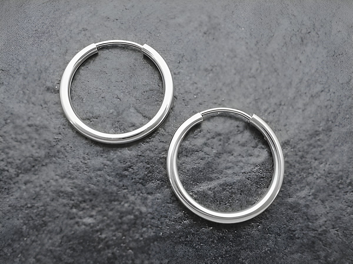 Silber Creolen 2 cm aus rhodiniertem Sterling Silber, 2 mm dick, hergestellt von Juwelier Harnisch, glamouröstes Accessoire bis 25 mm, perfekt für jeden Anlass.