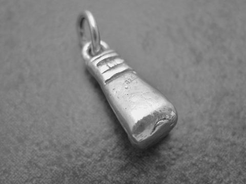 Silber Anhänger in Form eines Boxhandschuhs, sportlich und detailreich gestaltet, mit einem Durchmesser von 20,3 mm, hergestellt von Juwelier Harnisch, ideal für Sportbegeisterte.
