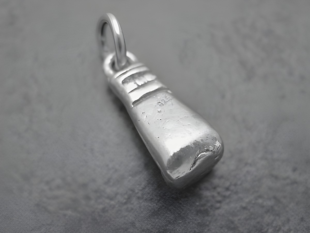 Silber Anhänger in Form eines Boxhandschuhs, sportlich und detailreich gestaltet, mit einem Durchmesser von 20,3 mm, hergestellt von Juwelier Harnisch, ideal für Sportbegeisterte. – Ansicht 2