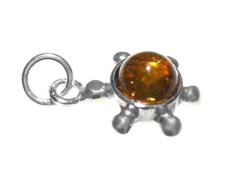 Silber Anhänger in Form einer Schildkröte mit einem runden Bernstein, Hersteller Juwelier Harnisch, eignet sich perfekt als modisches Accessoire.