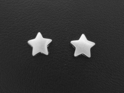 Ohrstecker in Sternform aus Sterling Silber ohne Stein, hergestellt von Juwelier Harnisch, schlichtes Design und glänzende Oberfläche. Ideal für den täglichen Gebrauch.