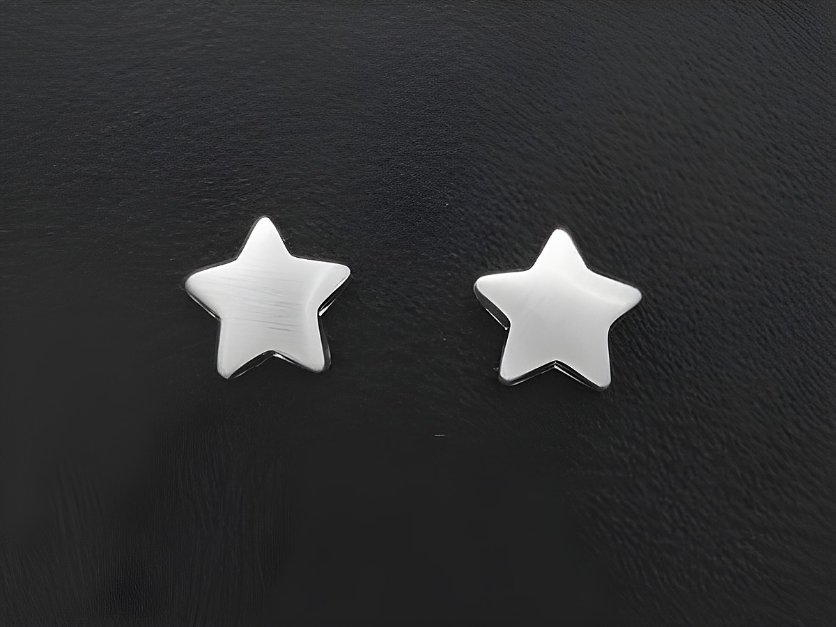Ohrstecker in Sternform aus Sterling Silber ohne Stein, hergestellt von Juwelier Harnisch, schlichtes Design und glänzende Oberfläche. Ideal für den täglichen Gebrauch.