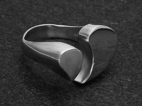 Silberring DESIGN Gr. wenig verstellbar, Hersteller: Juwelier Harnisch, ohne Stein, elegantes, modernes Design mit glatter Oberfläche und geschwungener Form.