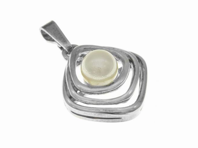 Modischer Anhänger in Silber mit mehreren geschwungenen Linien und einer weißen Zuchtperle in der Mitte, hergestellt von Juwelier Harnisch. Elegantes und zeitloses Design.