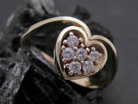 Gold Ring in Herzform aus Gold 333 mit Zirkonia, Juwelier Harnisch, Größe 55 bis 56/18. Elegant und verspielt, ideal als Schmuckstück für besondere Anlässe.