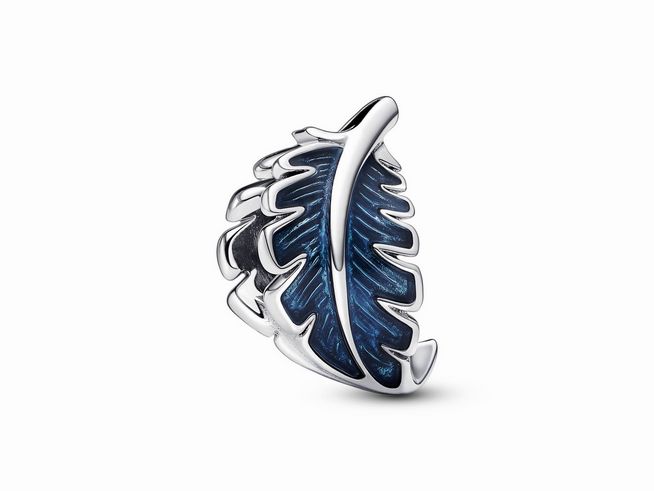 Federanhänger von Pandora aus Silber mit blauer Emaille, elegant und stilvoll gestaltet, zeigt feine Details und eine natürliche Blattform, ideal für individuellen Schmuck.