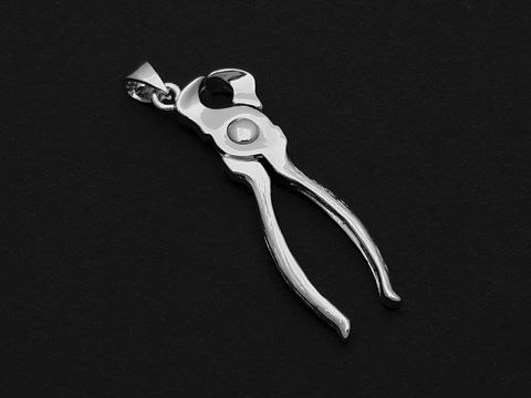 Silberner Anhänger in Form einer beweglichen Zange, hergestellt von Juwelier Harnisch, ideal für Berufe im Handwerk oder als originelles Schmuckstück.
