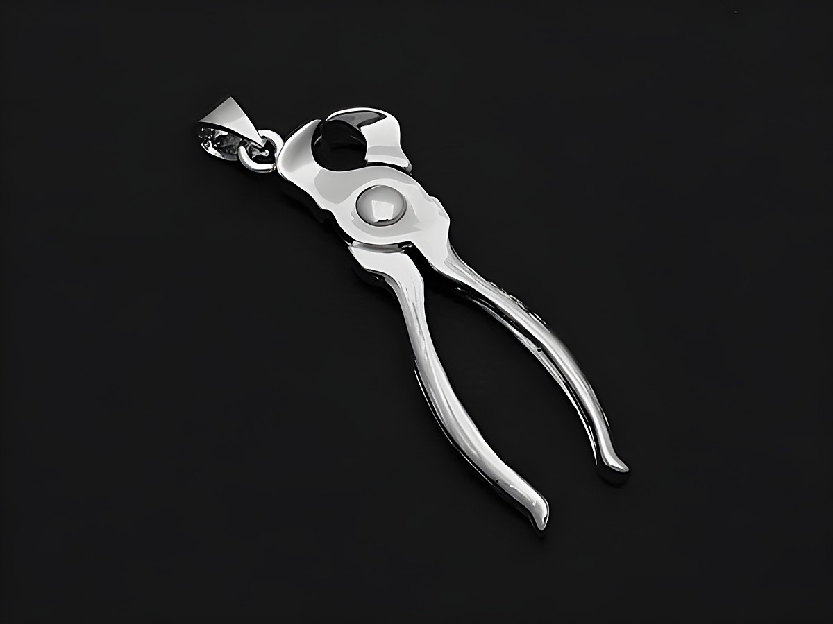 Silberner Anhänger in Form einer beweglichen Zange, hergestellt von Juwelier Harnisch, ideal für Berufe im Handwerk oder als originelles Schmuckstück.