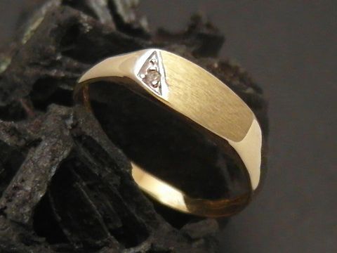 44371-0 Goldring in graziösem Design aus 585er Gold mit Diamantbesatz in Größe 52, Hersteller Juwelier Harnisch, für Handgelenke bis Größe 52/17.