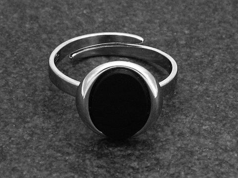 Silberring rho oval größe verstellbar mit schwarzem Onyx Stein, rhodiniertes Metall, hergestellt von Juwelier Harnisch, elegantes und zeitloses Design.