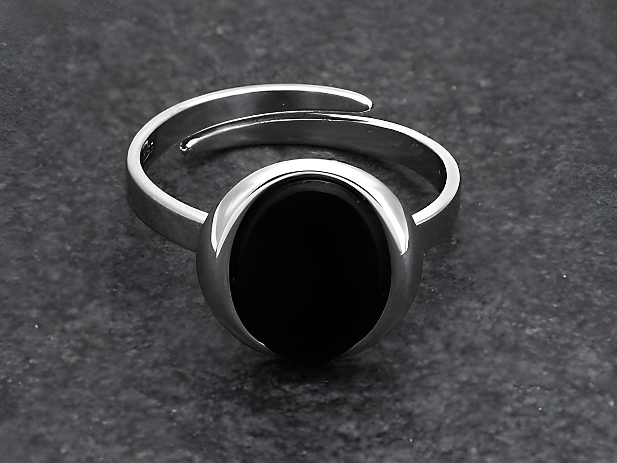 Silberring rho oval größe verstellbar mit schwarzem Onyx Stein, rhodiniertes Metall, hergestellt von Juwelier Harnisch, elegantes und zeitloses Design.