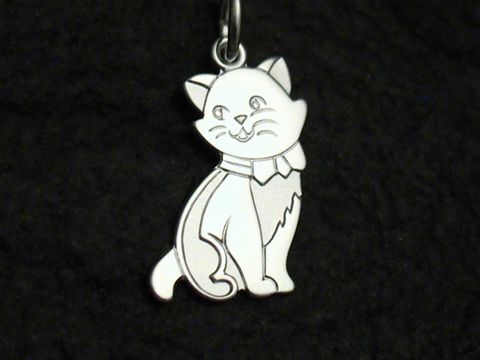 Große Katze - Sterling Silber Anhänger, stilisierte Darstellung einer Katze mit Schlips, ideal als Schmuckstück für Kinder, von Juwelier Harnisch.
