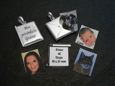 Zwei Medaillons aus Sterling Silber und ein Brief mit persönlicher Gravur sind abgebildet, umgeben von kleinen Fotos von Personen und einem Haustier, die in einem Onlineshop präsentiert werden.